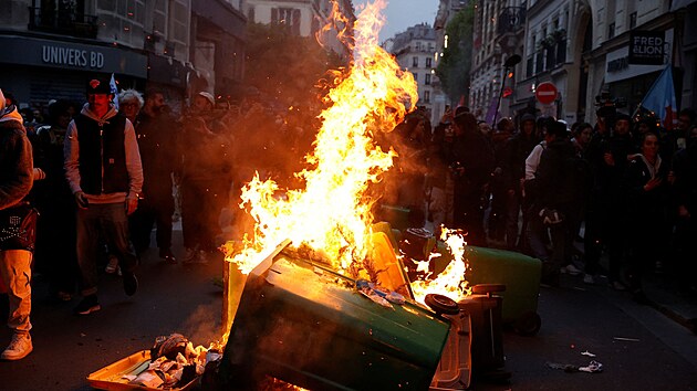 Francouzi znovu protestuj proti dchodov reform. Tentokrt si do ulic vzali i hrnce a pnve, do kterch bouchali i ve chvli, kdy ml prezident Emmanuel Macron proslov k nrodu. (17. dubna 2023)