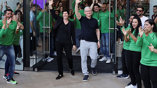 Tim Cook otevel v Bombaji prvn indick obchod Applu.