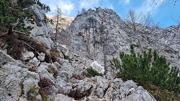 Nahoru. Cesta na vrchol je jen jedna. Pokud na zemi nele�� sn�h, orientujeme se podle �erven�ch �ar na skal�ch. 