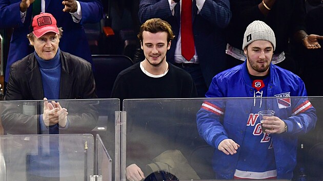 Liam Neeson bere syny Michela a Daniela asto na sportovn utkn.