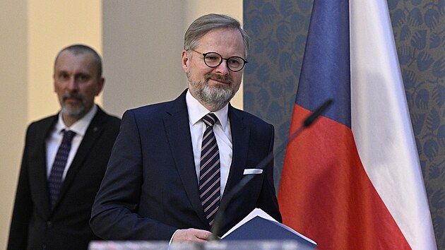 Pedseda vldy Petr Fiala a ministr pro legislativu Michal alomoun na tiskov konferenci (13. dubna 2023)