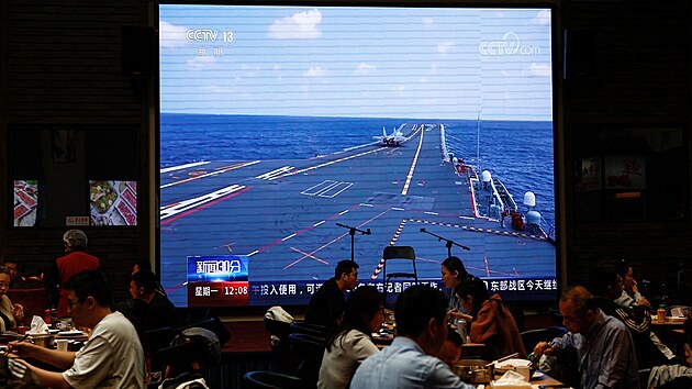 V pekingsk restauraci vyslaj zbry nskch letoun, kter se astn cvien v okol Tchaj-wanu. (10. dubna 2023)