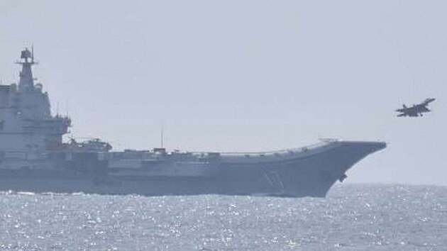 Sthaka startujc z nsk letadlov lodi an-tung nad vodami Tichho ocenu jin od japonsk prefektury Okinawa (10. dubna 2023)