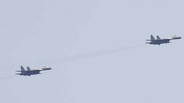 Sthaky startujc z nsk letadlov lodi an-tung nad vodami Tichho ocenu jin od japonsk prefektury Okinawa. (10. dubna 2023)