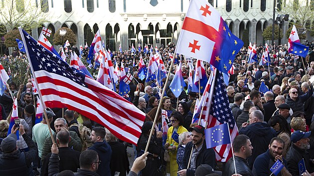 Tisce stoupenc opozice vyly v nedli do ulic gruznsk metropole Tbilisi na podporu Ukrajiny a dosti Gruzie o vstup do Evropsk unie. (9. dubna 2023)