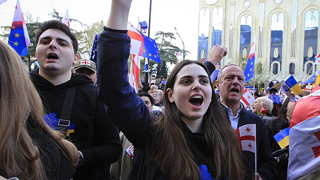 Tisce stoupenc opozice vyly v nedli do ulic gruznsk metropole Tbilisi na podporu Ukrajiny a dosti Gruzie o vstup do Evropsk unie. (9. dubna 2023)
