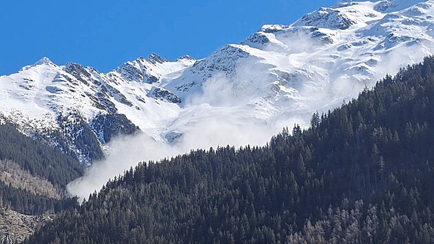 Sesuv laviny na ledovci v masivu Mont Blanc u obce Contamines-Montjoie pobl italskch hranic (9. dubna 2023)