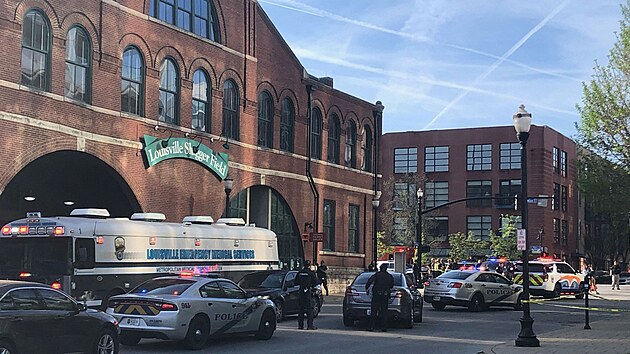 V budov banky v centru americkho msta Louisville se v pondl ozvala stelba, na mst je podle policie nkolik obt. (10. dubna 2023)