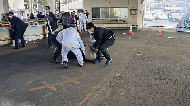 Japonsk� premi�r Fumio Ki�ida se v sobotu podle agentury Kj�d� z�ejm� stal ter�em �toku. (15. dubna 2023)