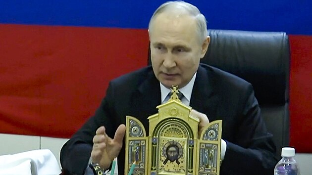Rusk prezident Vladimir Putin podle agentur navtvil rusk vojensk velitelstv v okupovan sti ukrajinsk Chersonsk oblasti. (18. dubna 2023)
