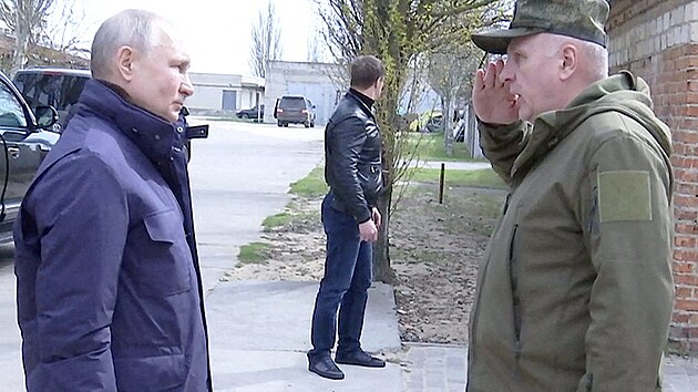 Rusk prezident Vladimir Putin a generl Oleg Makarevi (18. dubna 2023)