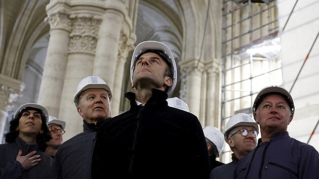 Francouzský prezident Emmanuel Macron navtívil katedrálu Notre-Dame. (14....
