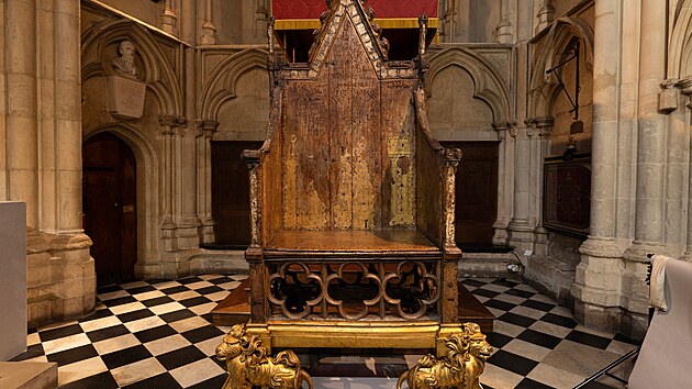 Korunovan keslo, znm tak jako keslo svatho Eduarda nebo keslo krle Eduarda, ve Westminsterskm opatstv v Londn bhem pprav na korunovaci krle Karla III. (12. dubna 2023)