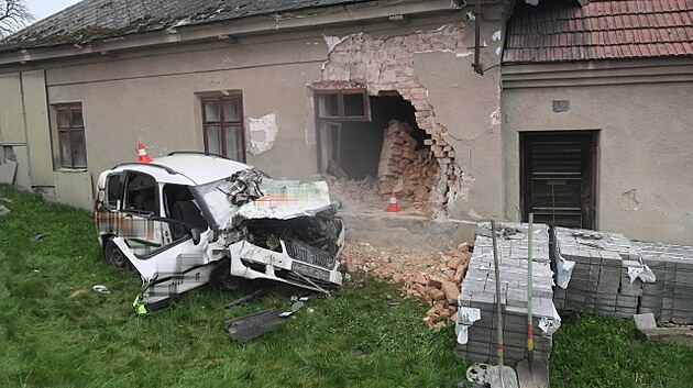 �idi� z neznámých p�í�in vyjel ze silnice a narazil do domu, co� �ást zdi...