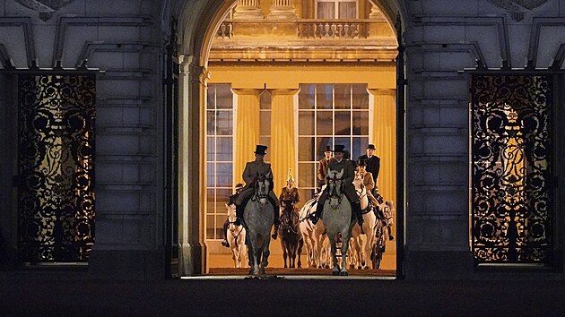 Noční nácvik části průběhu korunovace britského krále Karla III. (Buckinghamský palác, Londýn, 18. dubna 2023)