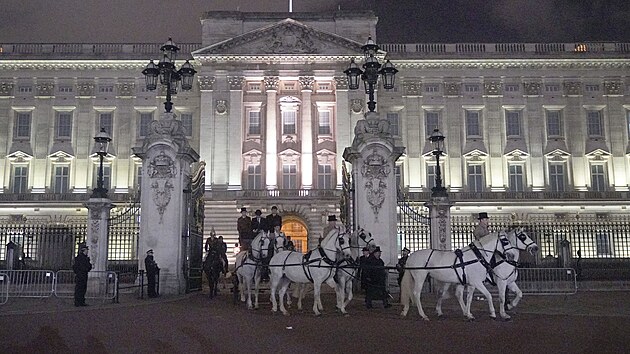 Noční nácvik průběhu korunovace britského krále. Karel III. a jeho manželka Camilla pojedou z Buckinghamského paláce k Westminsterskému opatství a zpět. (Londýn, 18. dubna 2023)