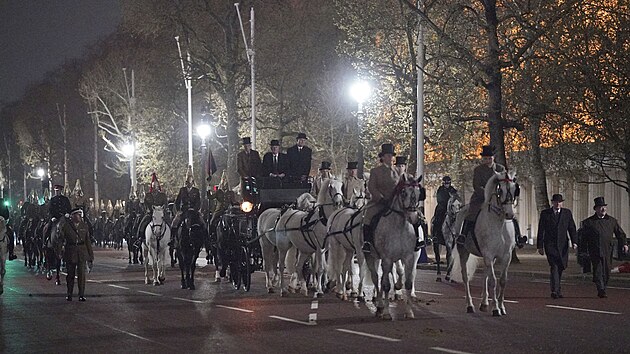 Noční nácvik korunovace britského krále Karla III. v prázdných ulicích Londýna (18. dubna 2023)