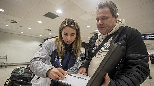 O bronzov� �esk� hokejistky byl na leti�ti Ruzyn� z�jem.