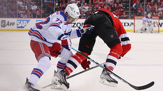 Filip Chytil (72) z New York Rangers bojuje o puk v z�pase s New Jersey Devils.