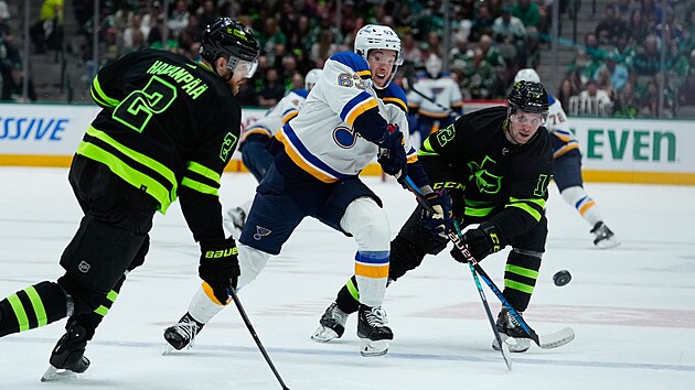 Radek Faksa (vpravo) z Dallas Stars brn pokus Jakea Neighbourse (63) ze St. Louis Blues.