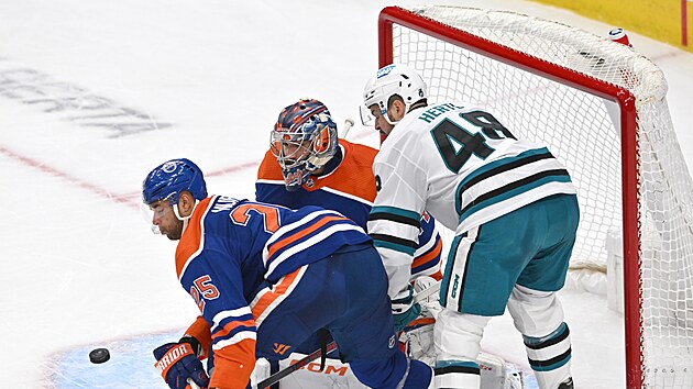 Tom Hertl (48) ze San Jose Sharks ped brnou Edmonton Oilers, brn Darnell Nurse (25) a glman  Stuart Skinner.