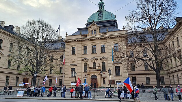 Protivldn demonstranti ve spacch pytlch nocovali ped Strakovou akademi v Praze. (17. dubna 2023)
