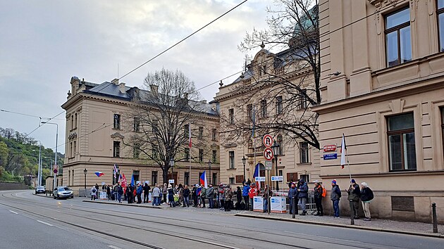 Protivldn demonstranti ve spacch pytlch nocovali ped Strakovou akademi v Praze. (17. dubna 2023)