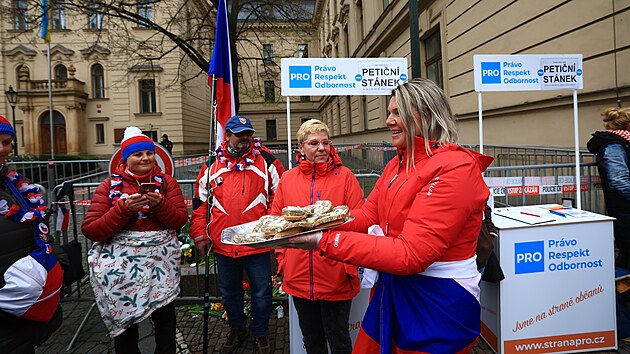 Protivldn demonstranti nocovali ped sdlem vldy ve Strakov akademii v Praze. Na mst byl i svolavatel akce Jindich Rajchl. Ptomn sndali tlaenku s chlebem. (17. dubna 2023)