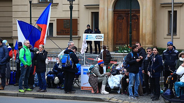 Protivldn demonstranti nocovali ped sdlem vldy ve Strakov akademii v Praze. Situaci hldaj policist. (17. dubna 2023)