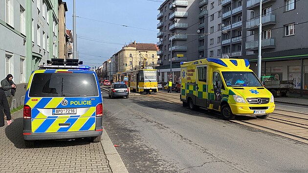 V Plzni na Slovanech srazila tramvaj star enu. Ta utrpla vn raz nohy a zstala zaklnn pod soupravou. (12. dubna 2023)