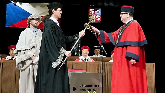 Slavnostn inaugurace novho rektora Zpadoesk univerzity Miroslava Lviky v M욝ansk besed v Plzni (5. dubna 2023)