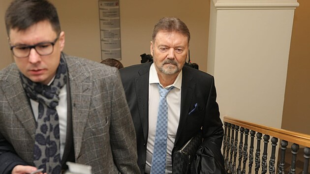 B�val� p�edseda Fotbalov� asociace �R Roman Berbr p�ich�z� do soudn� s�n� Okresn�ho soudu Plze�-m�sto. (17. dubna 2023)