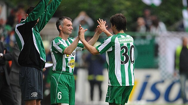 �est�ho �ervna 2009, Bohemians slav� postup z druh� ligy v z�v�re�n�m z�pase s �st�m nad Labem a herec Ivan Trojan st��d� Jana Mor�vka, kter� nastoupil naposledy p�ed odchodem do Schalke.