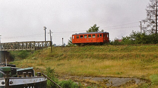 Motorov vz M 131.1267 jako vlak Os 29608 na most v Luci nad Vltavou, 11. 7. 1976