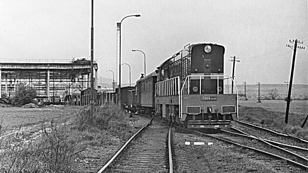 Lokomotiva T669.0038 pi obsluze vleky Prefa-Tubeco v Luci nad Vltavou v roce 1986. Pitom na vedlej koleje vleek neml melk pechodnost.