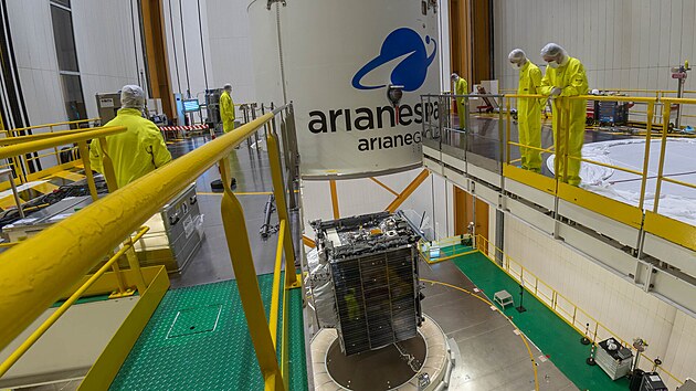 Evropsk sonda Juice ped instalac do aerodynamickho ttu rakety Ariane 5