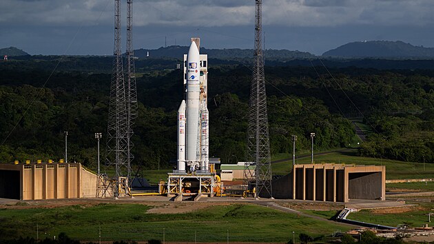 Raketa Ariane 5 s kosmickou lod Juice (Jupiter Icy Moons Explorer) na startovac ramp na evropskm kosmodromu v Kourou ve Francouzsk Guyan ve stedu 12. dubna 2023
