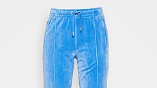 Nebesky modrá bunda Juicy Couture (2350 K) a kalhoty ve stejném odstínu (2090...