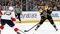 David Pastrák z Bostonu.se chystá ke stele, brání Brandon Montour z Floridy.