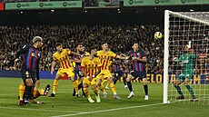 Momentka z utkání Barcelona - Girona. Situace p�ed brankou host�.