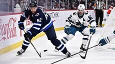 Nino Niederreiter (vlevo) z Winnipegu a Erik Karlsson ze San Jose.