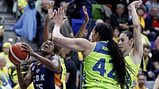 Tiffany Hayesová z Mersinu se snaí zakonit, brání Brionna Jonesová z USK.