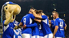 Fotbalisté Schalke oslavují gól, nad�ený je i maskot Erwin.