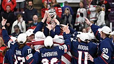 ZLATÁ EUFORIE. Hokejistky USA oslavují vítzství nad Kanadou ve finále MS.