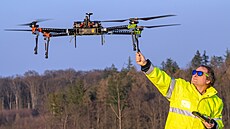 Konstruktér Martin Suchomel testuje speciální dron pro Severoeské muzeum v...