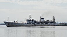 Ruská loď Admirál Vladimirskij, která je oficiálně na oceánografické expedici....