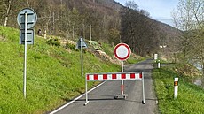 Na D��ínsku uzav�eli silnici vedoucí do Dolního �lebu, zaplavila ji voda z...