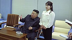 Severokorejský vůdce Kim Čong-un se svou dcerou během návštěvy letecké a...