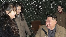 Severokorejský vdce Kim ong-un sleduje v doprovodu manelky a dcery odpálení...