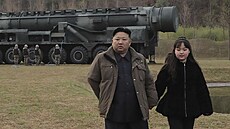 Severokorejský vdce Kim ong-un v doprovodu své dcery sleduje odpálení...
